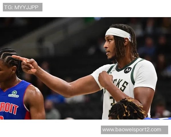 字母哥半场表现抢眼7投5中斩获10分7板3助助球队领先